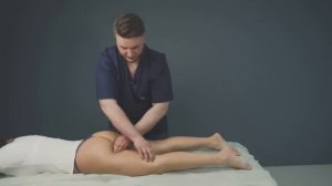 Как делать антицеллюлитный массаж. Показывает профессионал