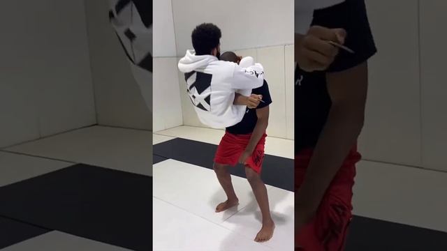 Бразильское Джиу джитсу треугольник от захвата сзади