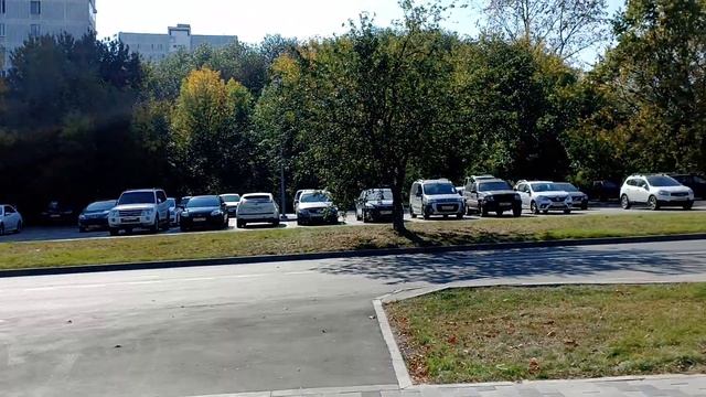 Детская площадка, стоянка и будущий каток у сада и леса. смотреть онлайн