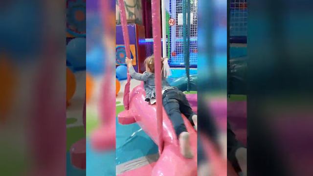 Ксюша играет в детской комнате/Ksusha playing in the chilndren's room смотреть онлайн