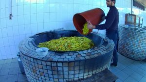 УЗБЕКИСТАН. Уличная еда. Плов, царь-блюдо узбекской кухни.