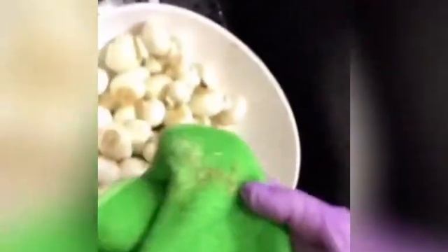 Чистим грибочки салфеткой для посуды от GreenWay смотреть онлайн