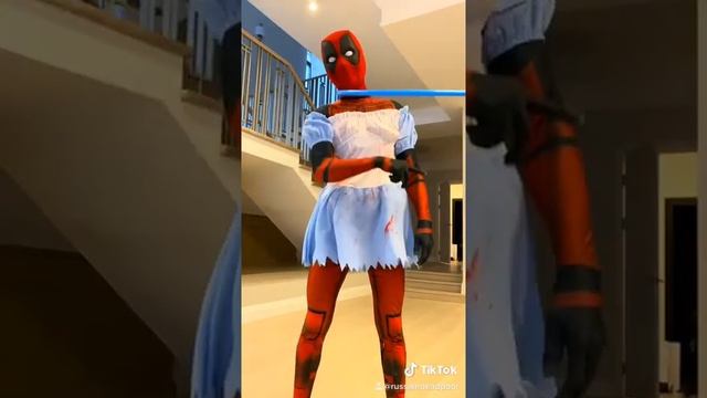 ДЭДПУЛ В ЖЕНСКОМ ПЛАТЬЕ