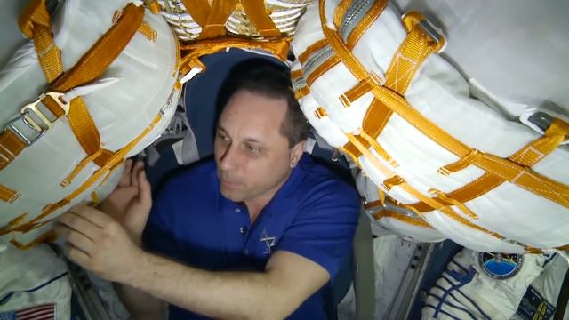 Год на орбите. Часть 3 - Груз неземного назначения / A Year In Space. Out of This World Delivery смотреть онлайн