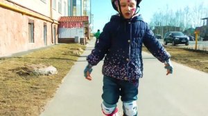 МИЛАНА НА РОЛИКАХ / Катаемся на роликах ВЛОГ / Видео прогулка / Детское видео