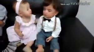 Маленькие дети целуются