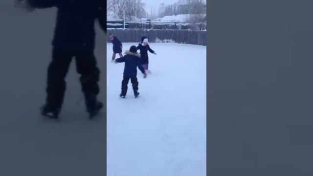 Как мы зимой катаемся на коньках смотреть онлайн