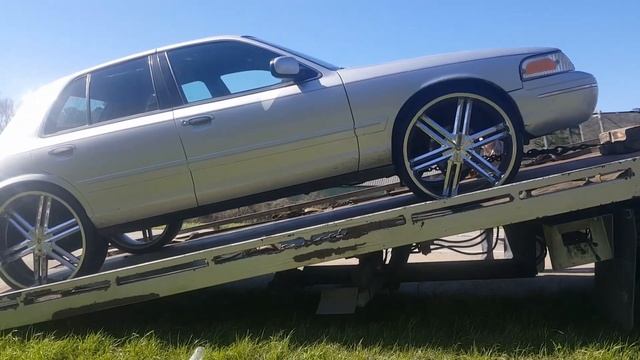 26 inches of chrome on that 99 ford crown vic смотреть онлайн