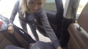 Роды в машине - розыгрыш на день рождения.