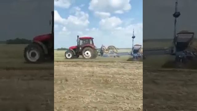 Невероятно! Рабочая скорость трактора YTO X904 с сеялкой 15 км/час смотреть онлайн