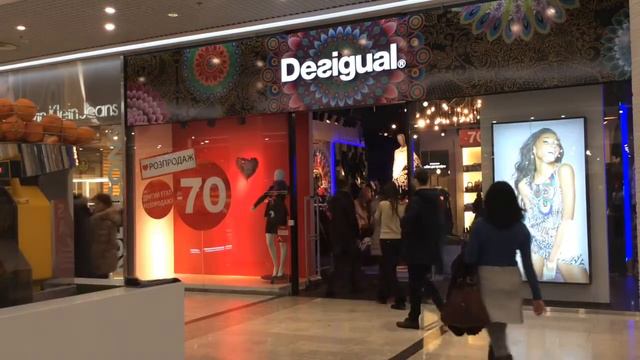 Робот манекен в Desigual ТРЦ Ocean Plaza [Robot mannequin] смотреть онлайн