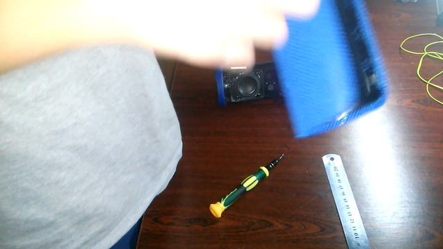 Снимаю гриль-решотку с колонки JBL FLIP4