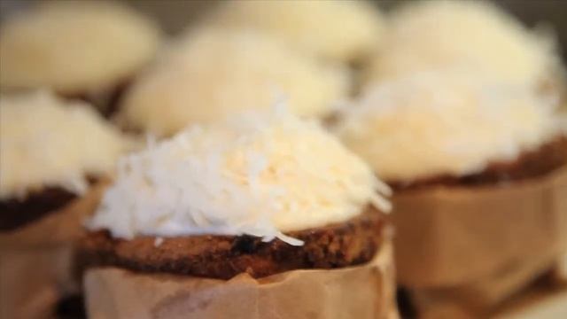 Breville -- Hedy Goldsmith: "Baking Out Loud" Book Trailer смотреть онлайн