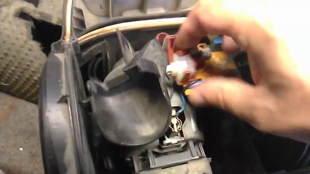 Пылесос BOCH. не включается. Как натянуть намотку провода пылесоса.