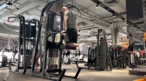 Отжимания на брусьях в гравитроне(с противовесом)