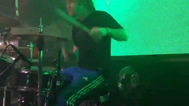 Маленькая клетка сбежала с рубашки. смотреть онлайн