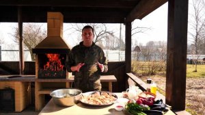 Шашлык из куриного бедра на мангале. Соус из запеченных овощей.