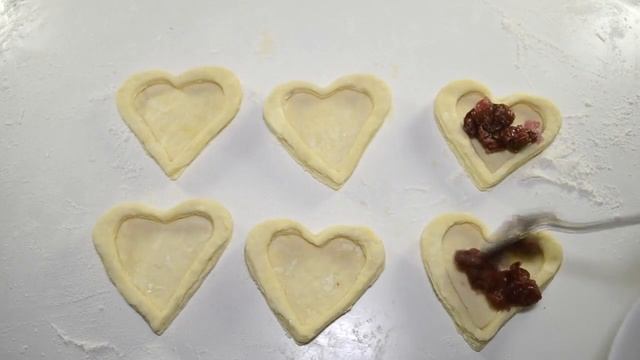 Вкуснейшие слойки Валентинки. 3 вида начинки. Рецепт выпечки из слоеного теста смотреть онлайн