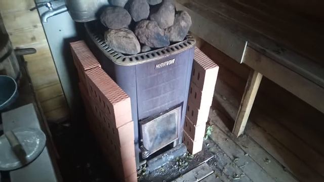 Как просто увеличить теплоотдачу и удержание тепла в бане-бочке с металлической печью. Обзор. смотреть онлайн