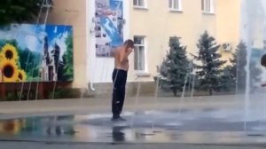 купания в фонтане в центре города