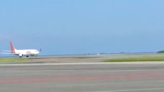 Lepas Landas Pesawat Batik Air #BatikAir #LionGroup #TakeOff #Balikpapan #Boeing #Bandara смотреть онлайн
