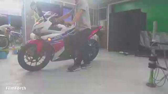 Мотоцикл спортбайк Honda CBR400R рама NC47 модификация спортивный гв 2014 пробег 17 т.км белый
