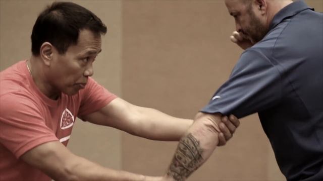 Master Apolo Ladra | Filipino Martial Arts | Parry Salute with knife deploy смотреть онлайн
