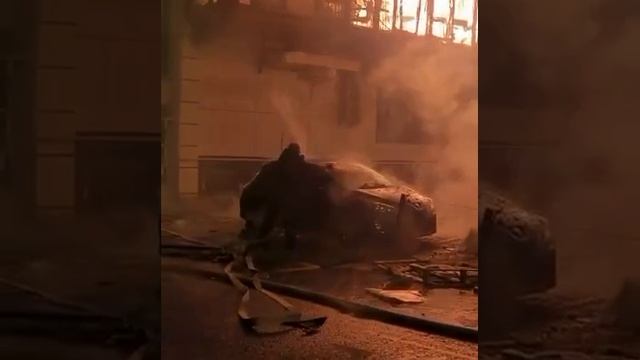 В центре Краснодара горит многоэтажка, на первом этаже которой находится ресторан. смотреть онлайн