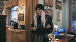 Джулия Ванг в антикварном магазине (г. Рига)