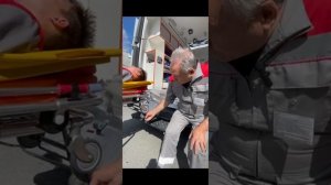 Демонстрация правильной техники использования носилок