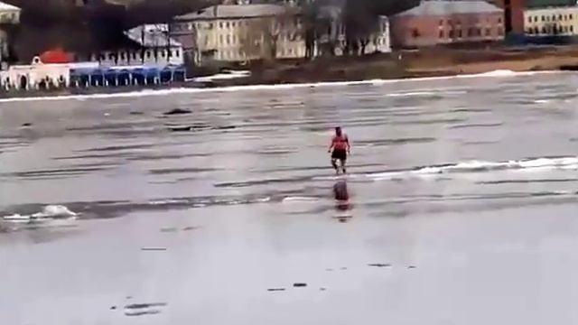 Приколы2017,Мужик плывёт на льдине по реке и веселится, ожидая спасателей. смотреть онлайн