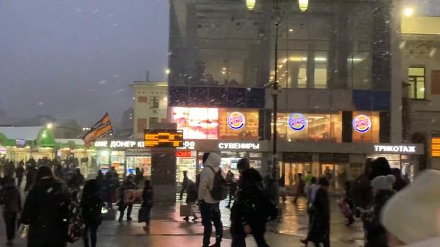Площадь перед Ленинградским вокзалом возле станции метро Комсомольская, г. Москва, 07.03.2023 смотреть онлайн