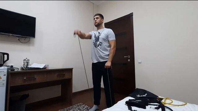 Тренировка в отеле с эспандером смотреть онлайн