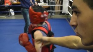 детский поединок на тайском боксе