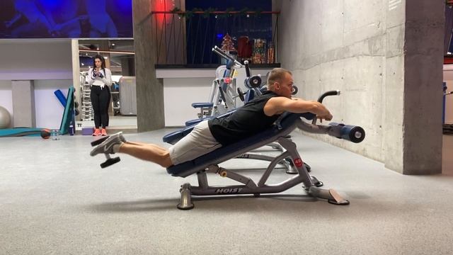 Сгибание голени лёжа с гантелью на наклонной скамье смотреть онлайн