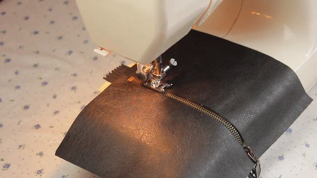 Не бойтесь шить экокожу на бытовой машинке. Результат вас удивит. смотреть онлайн