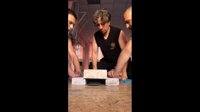 Там Куи Кхи-конг. Разбивание досок. 4 доски по 18 мм. Wooden plate breaking, 4 plates of 18 mm each смотреть онлайн