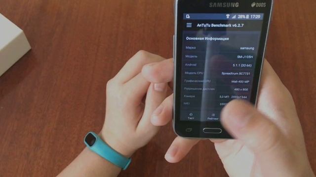 обзор самого дешевого смартфона Samsung Galaxy J1 Mini  обратная сторона Galaxy S8