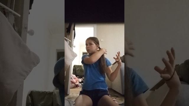 делаем причёскуиз резинок, кстати, очень удобная причёска. смотреть онлайн