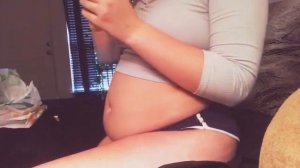 Девушка с животиком кушает вкусняшки. Фидеризм.