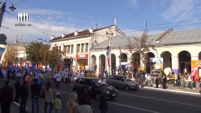 По главной улице с криками «ура» и без политики смотреть онлайн