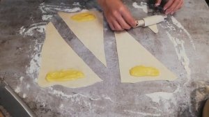 Круассаны из слоеного теста. С заварным кремом. И с шоколадно - ореховым кремом. Пошаговый рецепт.