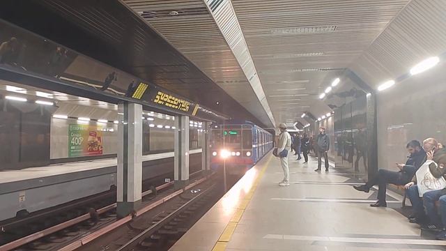 Поезд 81-717/714 прибывает на станцию "Буревестник", Нижний Новгород (09.09.2023) смотреть онлайн