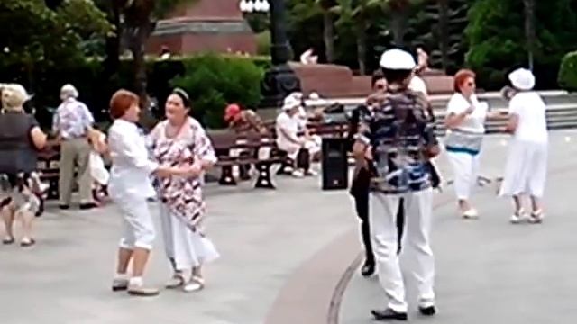 Ялта - смешные танцы на набережной смотреть онлайн