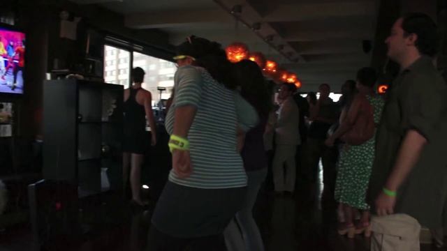 The Black Eyed Peas Experience: Grooving to the new Kinect dance game (2D-X.com) смотреть онлайн