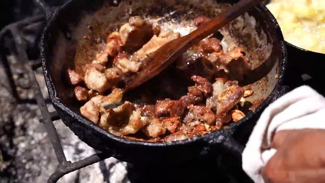 Ricos CHICHARRONES con PAPAS FRITAS (a leña) | Doña Empera смотреть онлайн