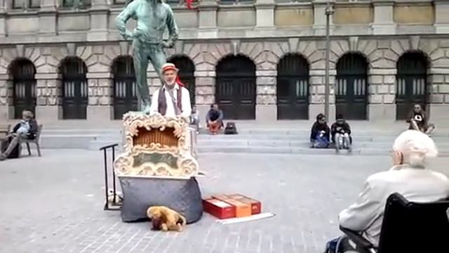 Antwerpen. Антверпен. Уличный музыкант. Шарманщик. смотреть онлайн