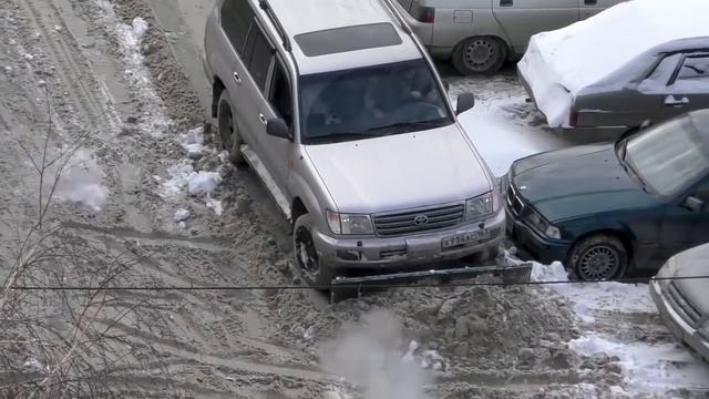 Как правильно убирать снег Toyota Land Cruiser !