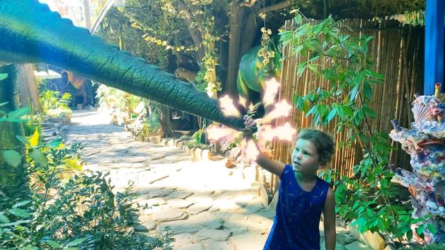 Dasha в парке ДИНОЗАВРОВ.играем в ДИНОПАРКЕ.отдых в СОЧИ 2020.Сюда можно прийти С ДЕТЬМИ смотреть онлайн