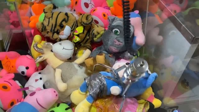 Достал кучу призов из Аппарата с игрушками Хватайка / Хочу тут играть и играть смотреть онлайн